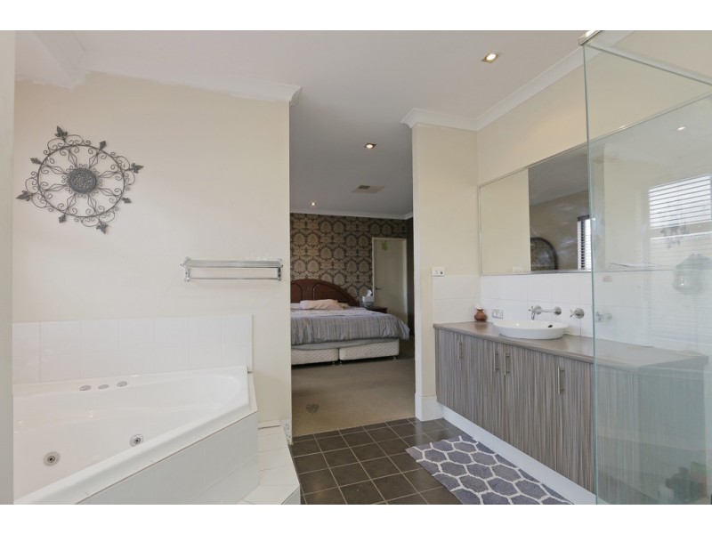 17 Brittain Road, Wattle Grove WA 6107