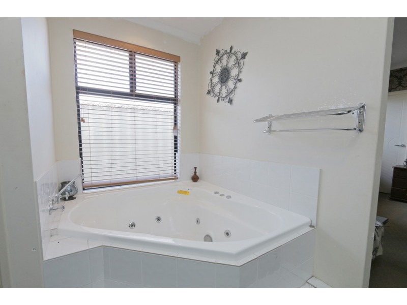 17 Brittain Road, Wattle Grove WA 6107