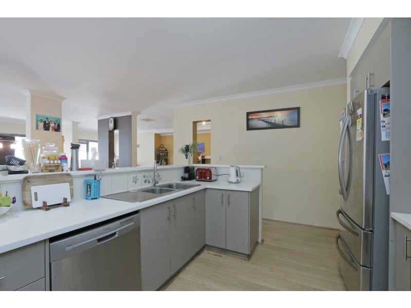 17 Brittain Road, Wattle Grove WA 6107