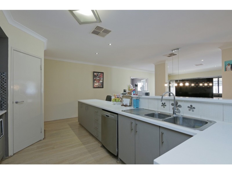 17 Brittain Road, Wattle Grove WA 6107