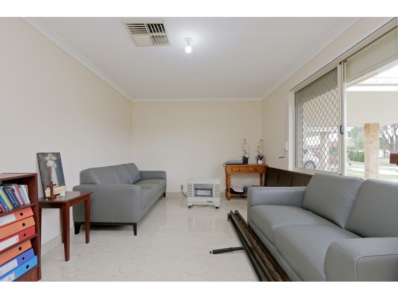 17 Lansing St, Queens Park WA 6107