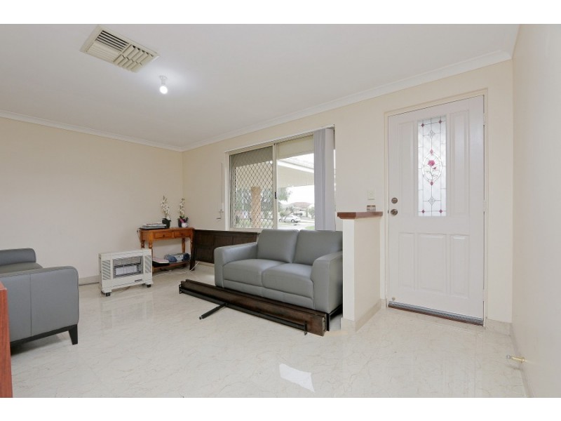 17 Lansing St, Queens Park WA 6107