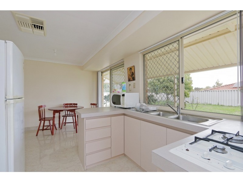 17 Lansing St, Queens Park WA 6107