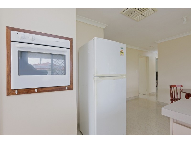 17 Lansing St, Queens Park WA 6107