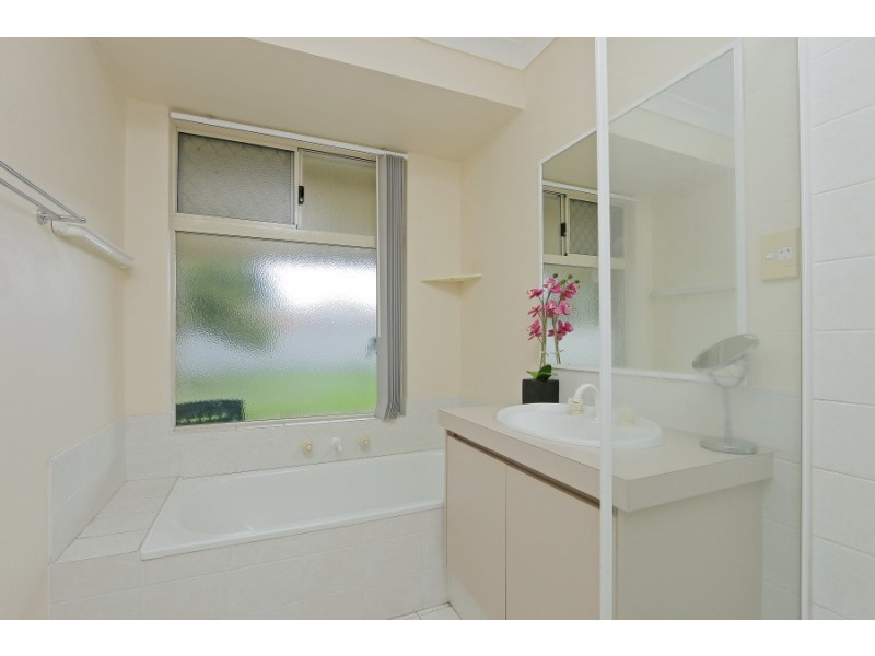 17 Lansing St, Queens Park WA 6107