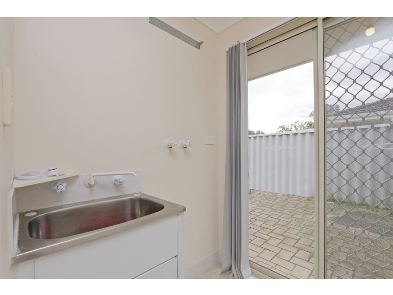 17 Lansing St, Queens Park WA 6107