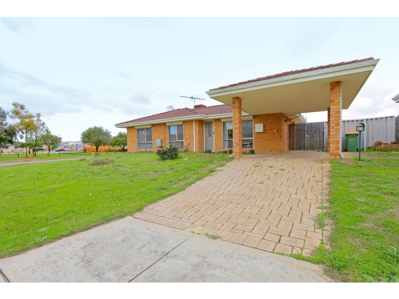 17 Lansing St, Queens Park WA 6107