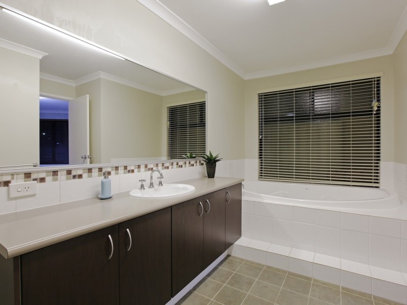 36 Balaka Way, Queens Park WA 6107