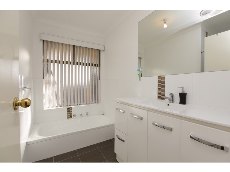 15 Charnley Close, Gosnells WA 6110