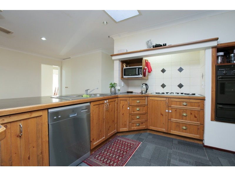 15 Charnley Close, Gosnells WA 6110