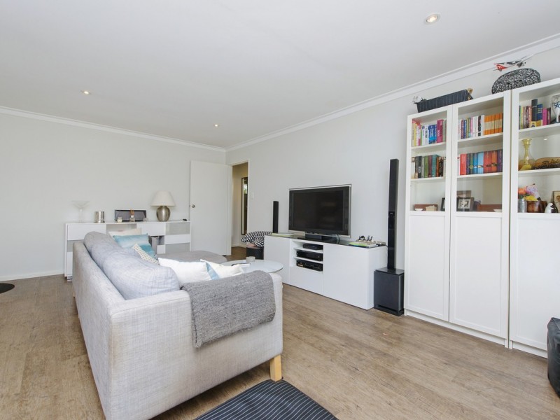 8 Lovett Place, Queens Park WA 6107