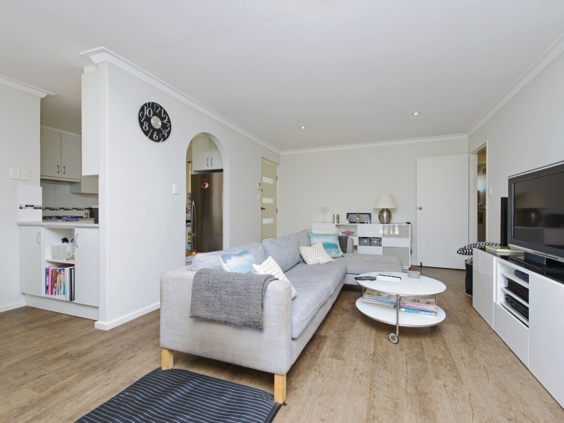 8 Lovett Place, Queens Park WA 6107