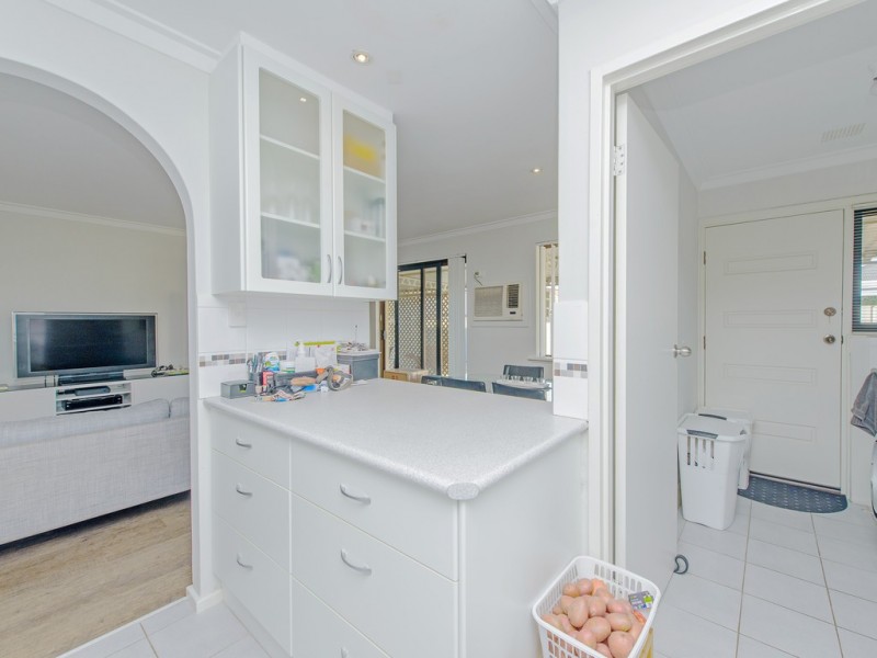 8 Lovett Place, Queens Park WA 6107