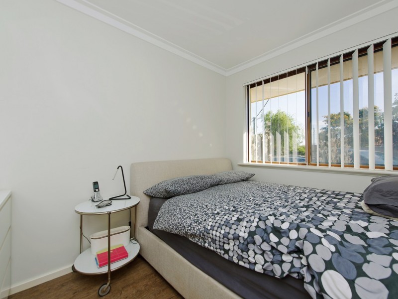 8 Lovett Place, Queens Park WA 6107