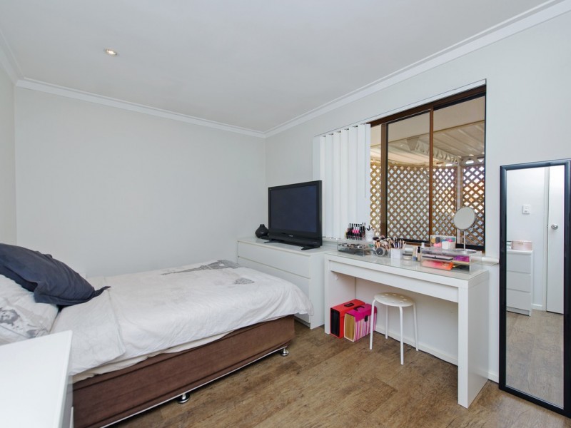 8 Lovett Place, Queens Park WA 6107