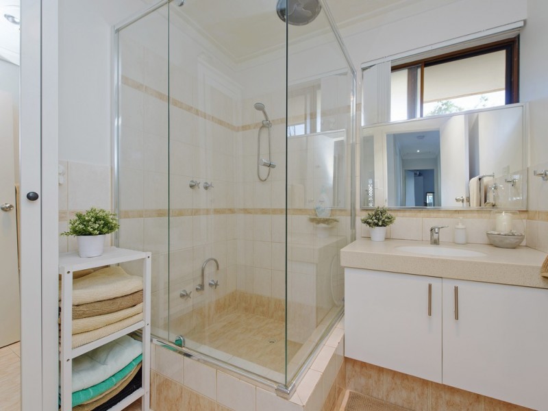 8 Lovett Place, Queens Park WA 6107