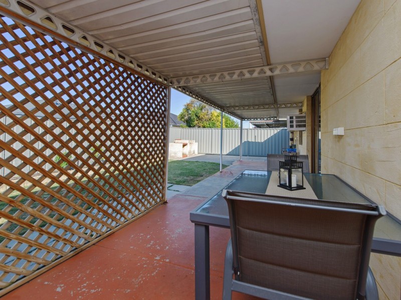 8 Lovett Place, Queens Park WA 6107