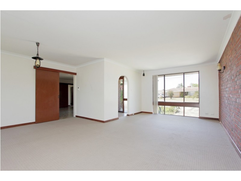 16 Banksia Circle, Thornlie WA 6108