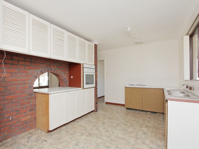 16 Banksia Circle, Thornlie WA 6108