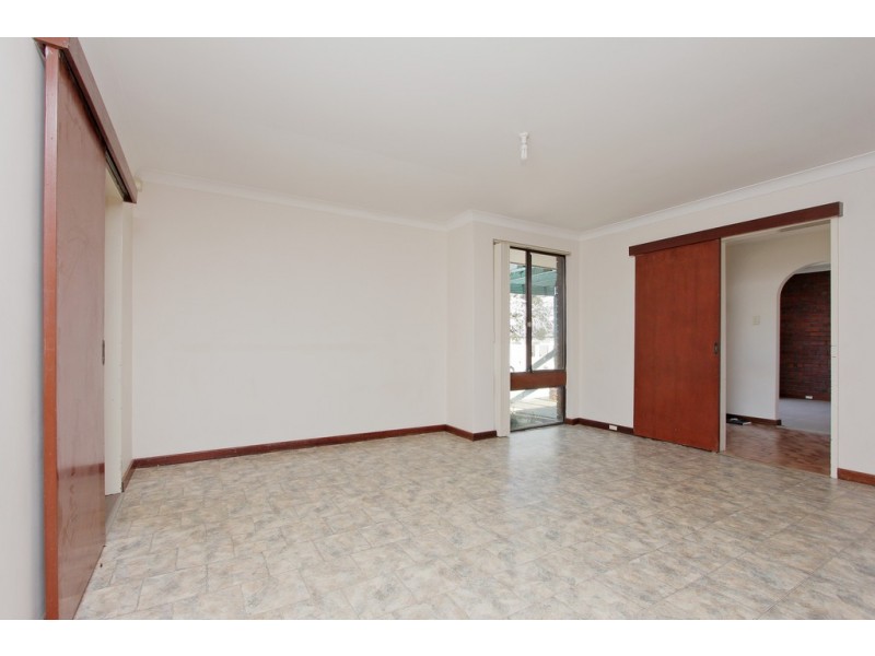 16 Banksia Circle, Thornlie WA 6108