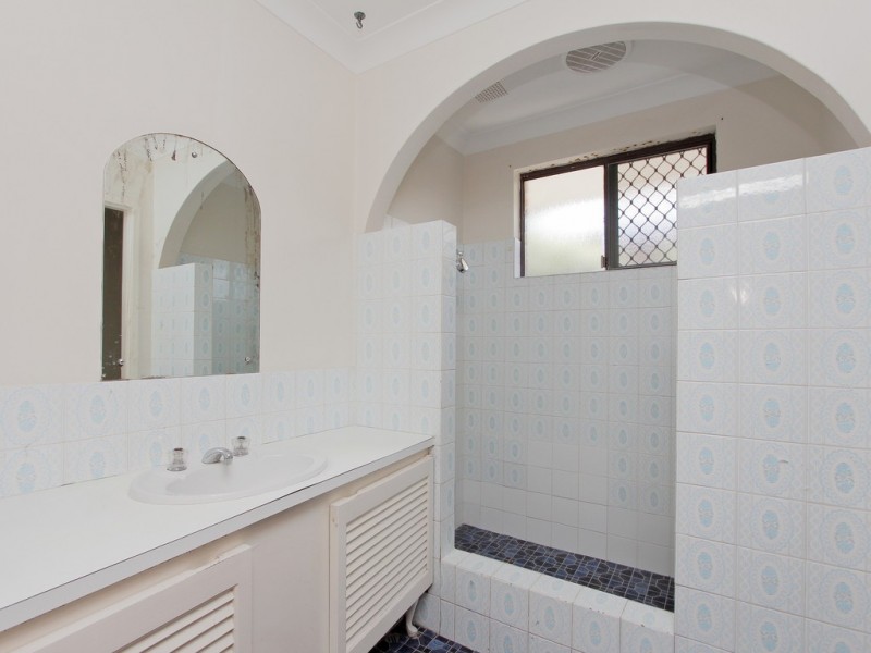 16 Banksia Circle, Thornlie WA 6108