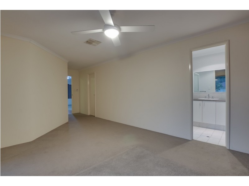 33 Phar Lap Road, Wattle Grove WA 6107