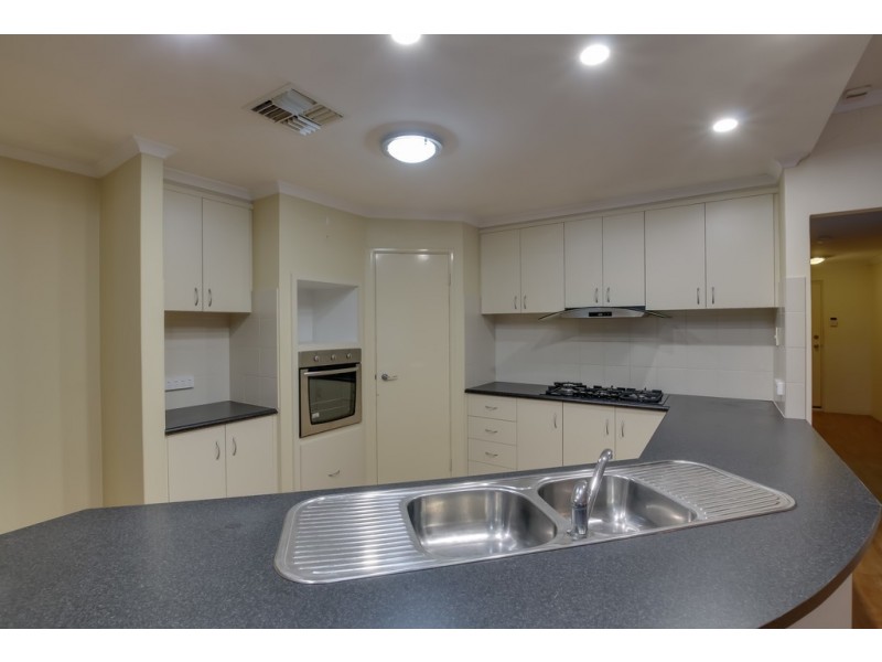 33 Phar Lap Road, Wattle Grove WA 6107