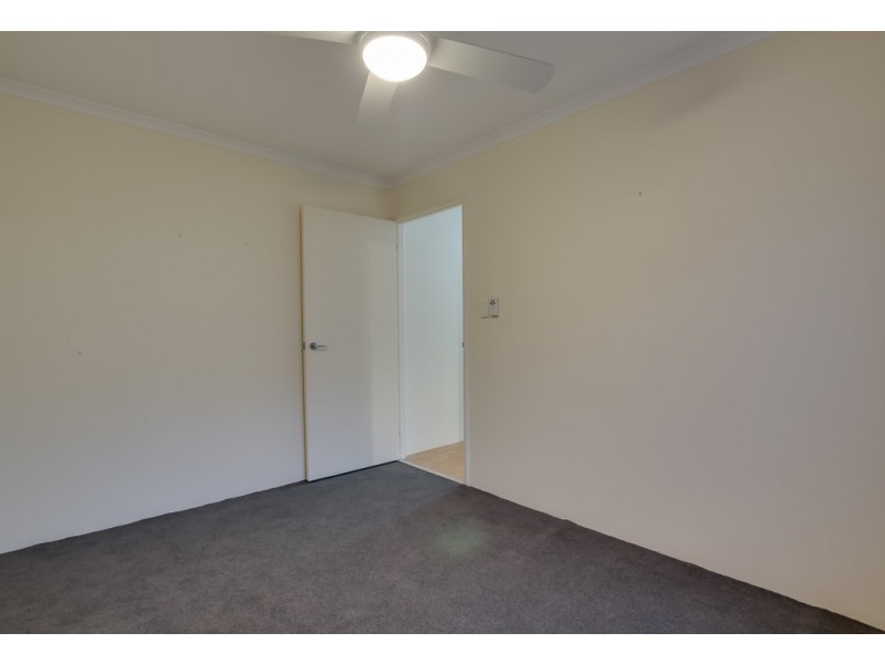 33 Phar Lap Road, Wattle Grove WA 6107