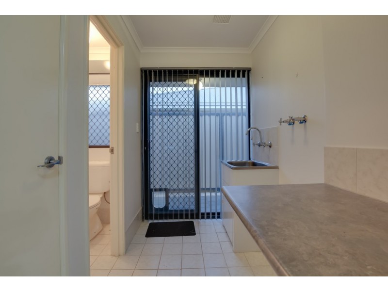 33 Phar Lap Road, Wattle Grove WA 6107