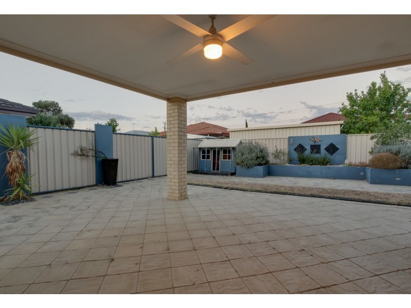 33 Phar Lap Road, Wattle Grove WA 6107