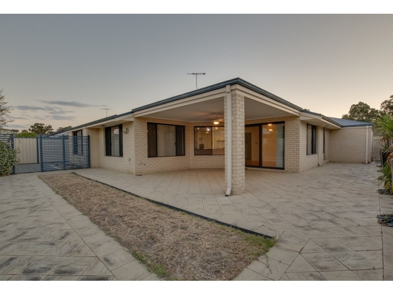 33 Phar Lap Road, Wattle Grove WA 6107