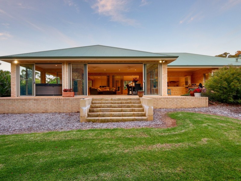 306 Carradine Rd, Bedfordale WA 6112