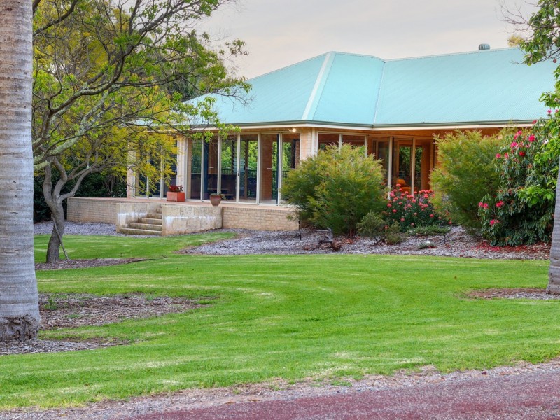 306 Carradine Rd, Bedfordale WA 6112