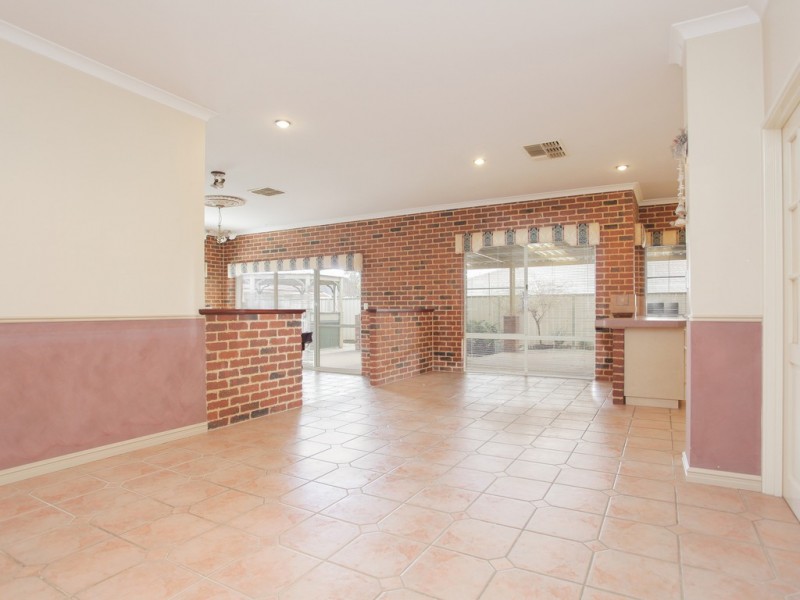 6 Dabchick Close, East Cannington WA 6107