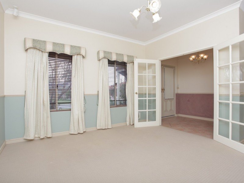 6 Dabchick Close, East Cannington WA 6107