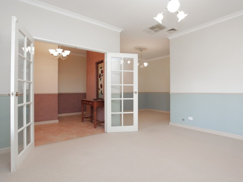 6 Dabchick Close, East Cannington WA 6107