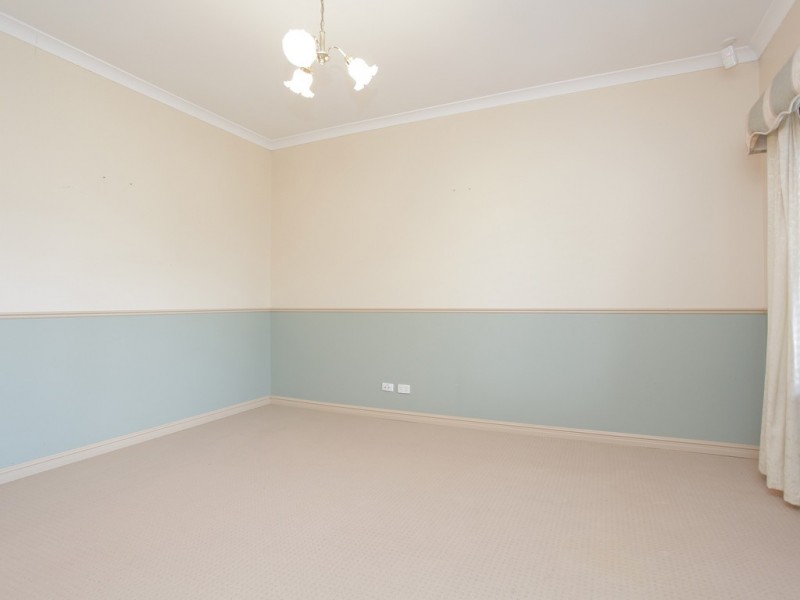 6 Dabchick Close, East Cannington WA 6107