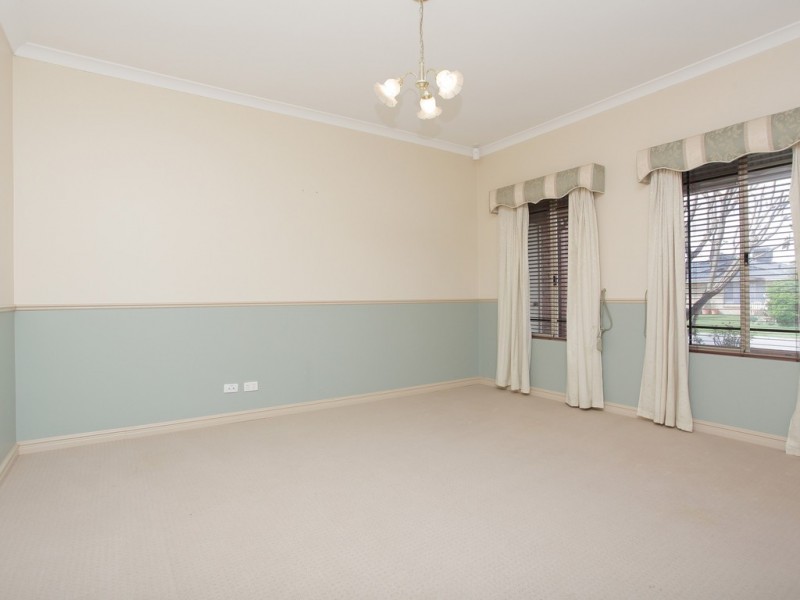 6 Dabchick Close, East Cannington WA 6107