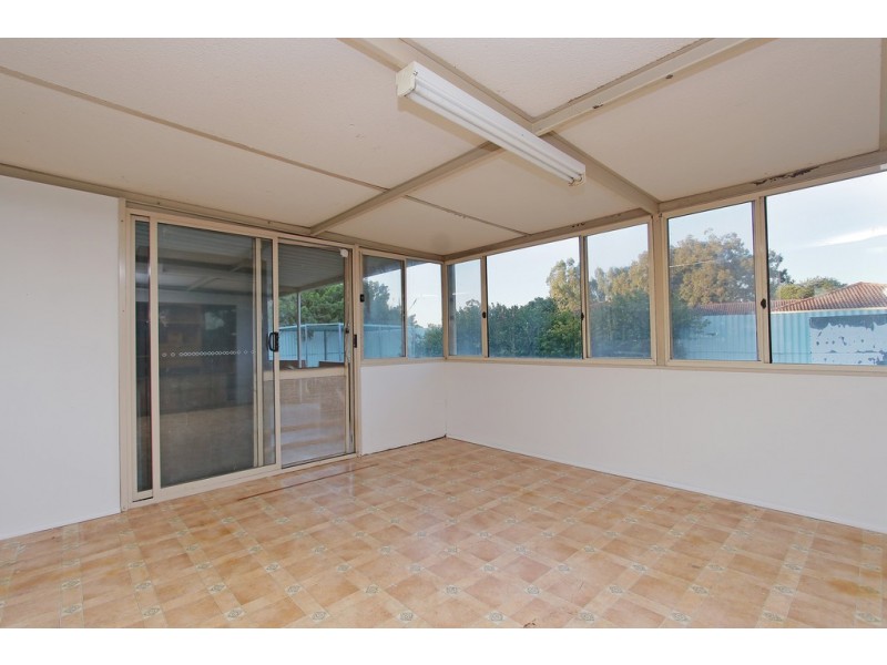 2 Longfield Rd, Maddington WA 6109