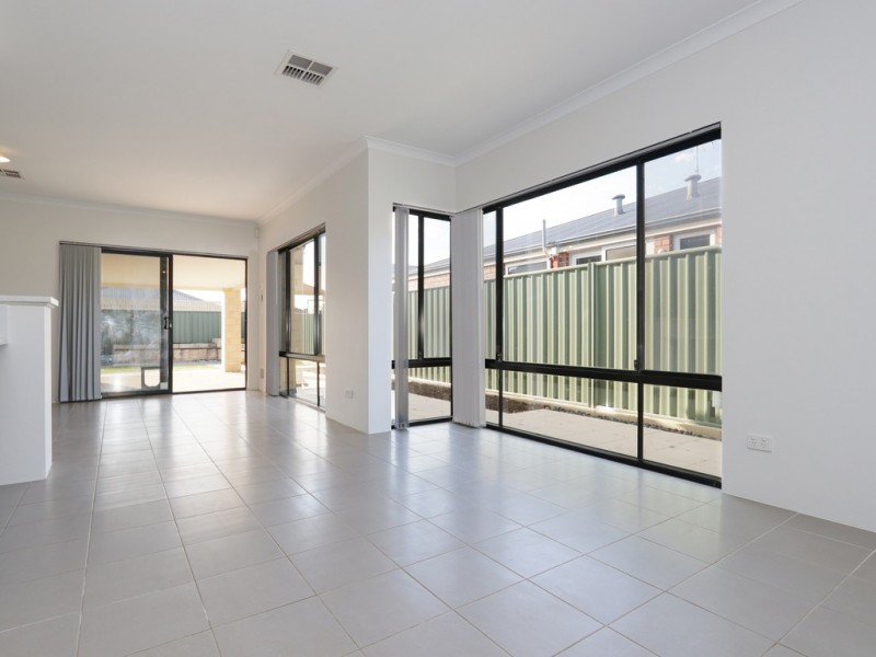 12 Tristram Lane, Wattle Grove WA 6107