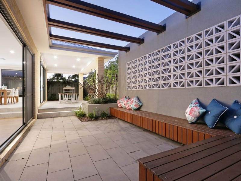 18 Whiteoak Way, Piara Waters WA 6112