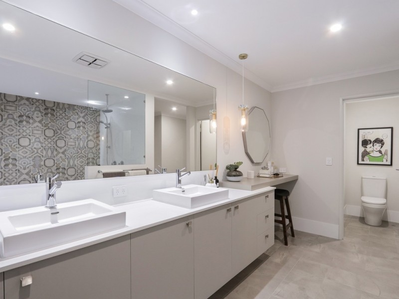 18 Whiteoak Way, Piara Waters WA 6112