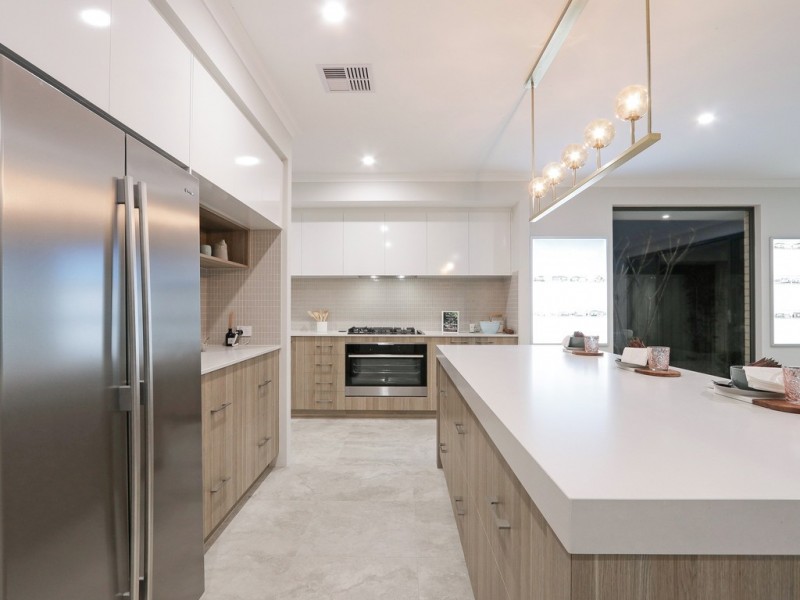 18 Whiteoak Way, Piara Waters WA 6112