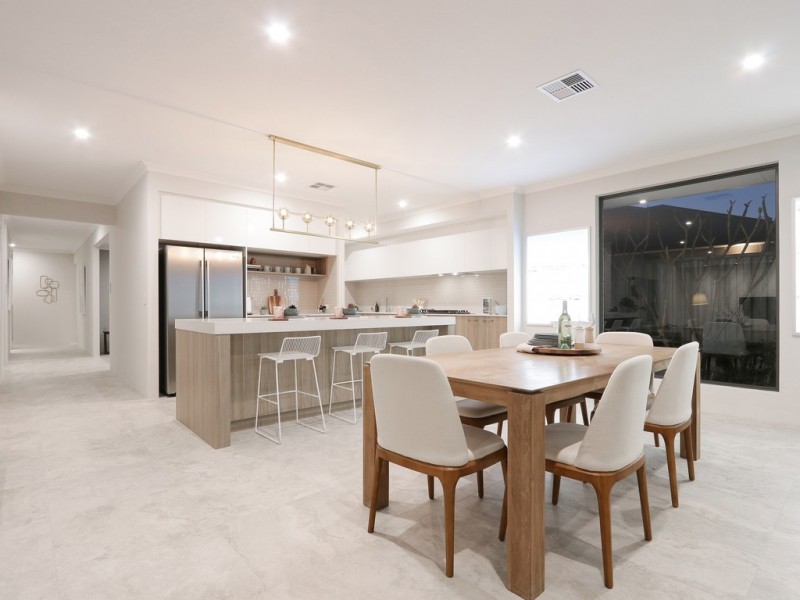 18 Whiteoak Way, Piara Waters WA 6112