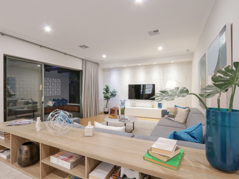 18 Whiteoak Way, Piara Waters WA 6112