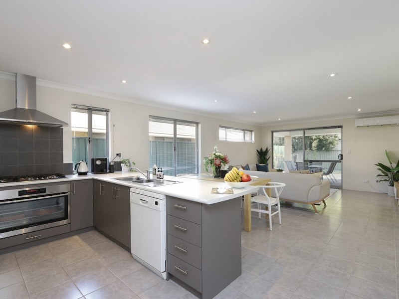 11 Walton Street, Queens Park WA 6107