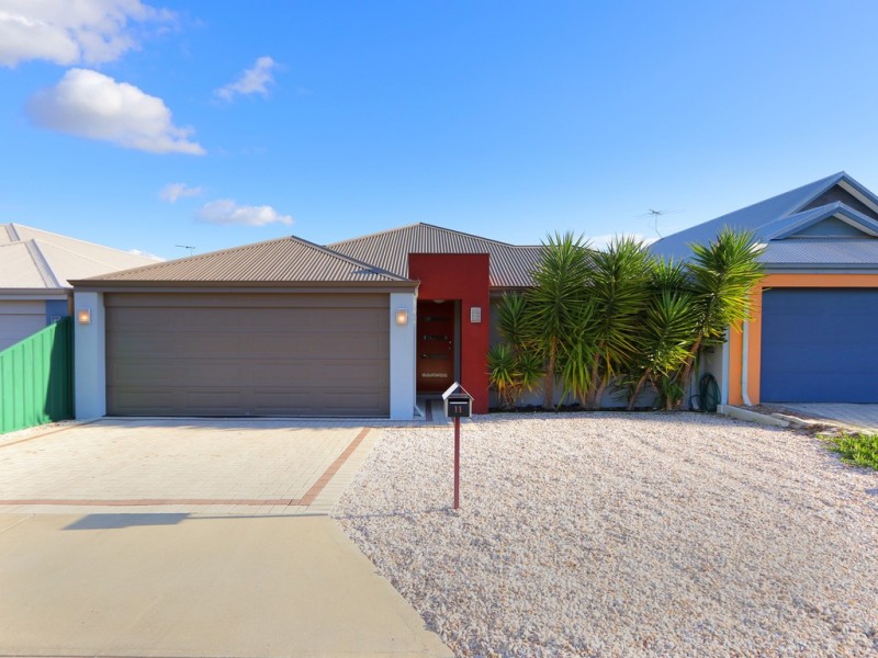 11 Walton Street, Queens Park WA 6107