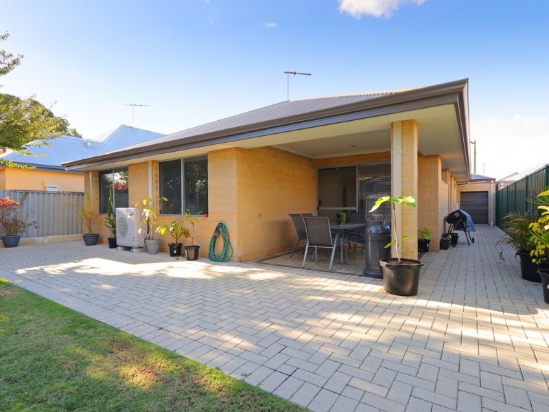 11 Walton Street, Queens Park WA 6107