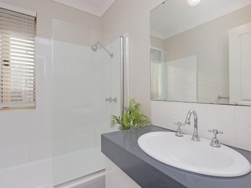 166 Seville Drive, Seville Grove WA 6112