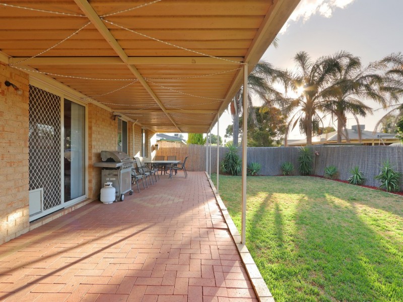 166 Seville Drive, Seville Grove WA 6112